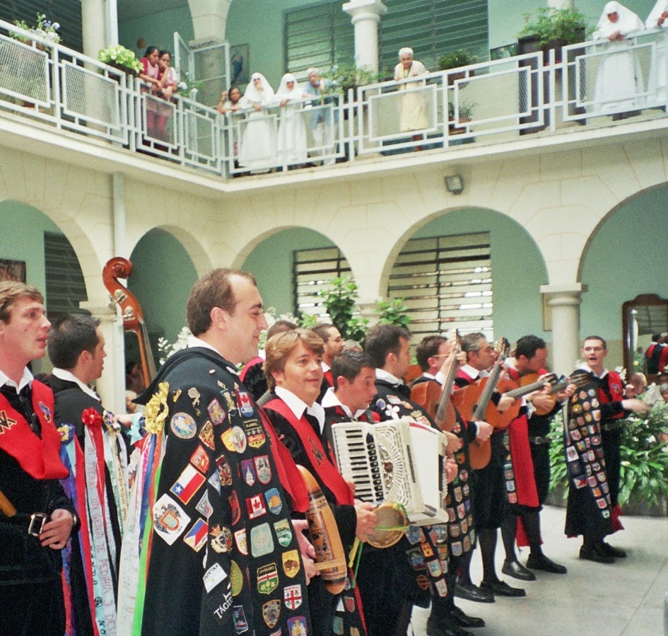 Celebración del 80 aniversario de Rafi con la Tuna de Barcelona