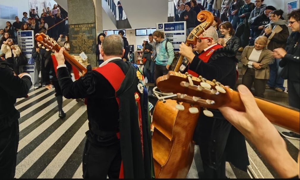 TUNA DE BARCELONA - TUNA UNIVERSITARIA actuando ante el público en una facultad